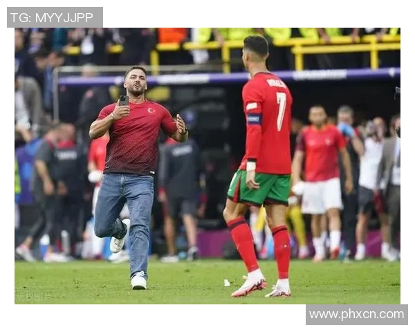 欧冠赛场惊现奇葩事件球迷冲入场内强抢C罗球衣 欧冠赛场惊现奇葩事件球迷冲入场内强抢C罗球衣